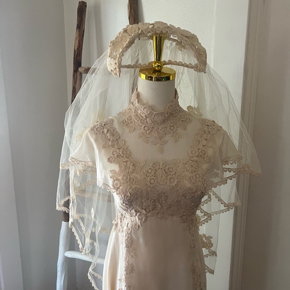 Stunning Vintage High Neck Floral Lace Ivory Wedding Dress XS with Veil - Picture 3 of 16